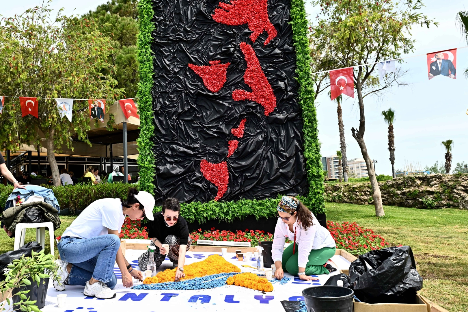Antalya’da çiçeklerden renkli görsel gösteri