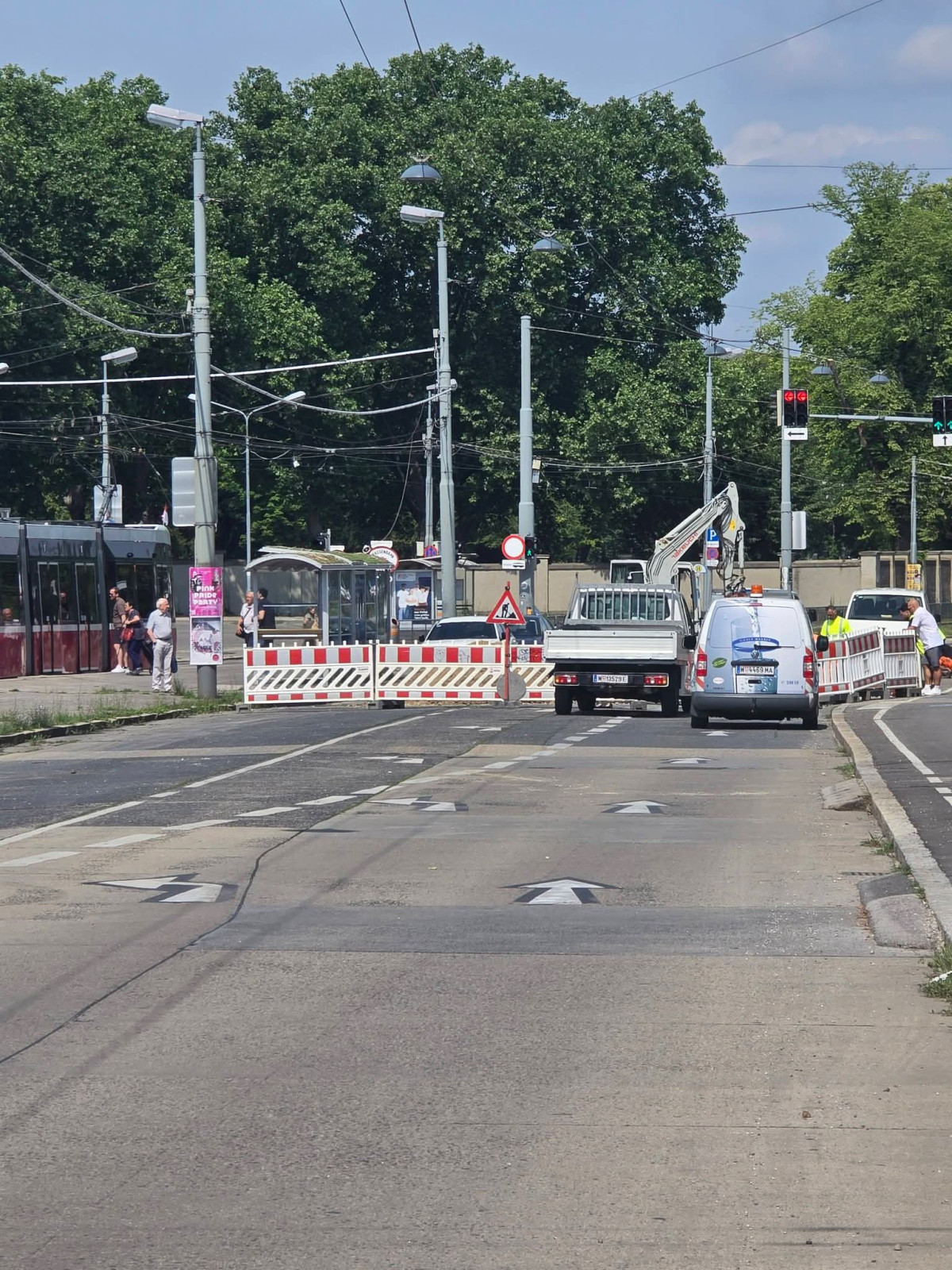 Viyana Simmering'de Ana Su Borusu Patladı: Cadde Trafiğe Kapatıldı